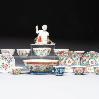A group of 14 Chinese and Samson, Paris porcelain wares, 18/19th C.