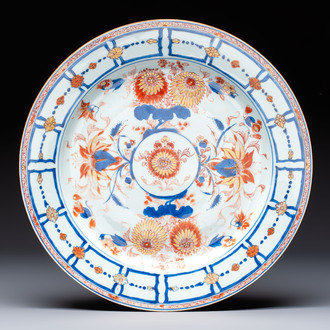 A large Chinese Imari-style charger with floral design, Kangxi