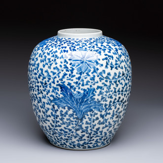 A Chinese blue and white 'Lotus Scroll' vase, 19th C.