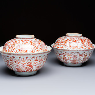 A pair of Chinese  iron-red and gilt-decorated 'Elegant Ladies and Tulips' bowls and covers, Kangxi