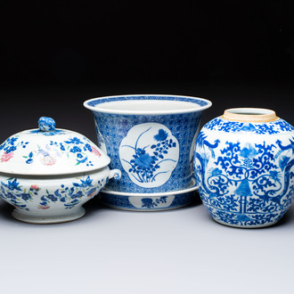 A Chinese blue and white jardinière with stand, a 'Chilong' jar and a famille rose covered tureen, Guanyao 官窑 mark, 19th C.