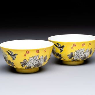 A pair of Chinese grisaille yellow-ground 'Da Ya Zhai 大雅齋' bowls, Yong Qing Chang Chun 永慶長春 mark, 20th C.