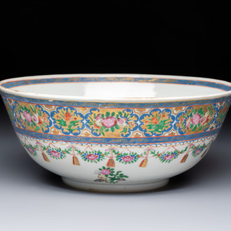 A Chinese Canton famille rose bowl with floral design for the Islamic market, 19th C.