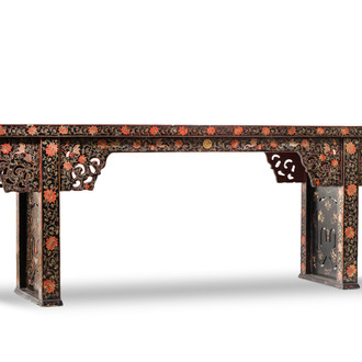 A fine Chinese gilt-lacquered wooden altar table, tiaoan, 18/19th C.