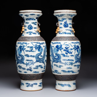 A pair of Chinese blue and white Nanking crackle-glazed 'Dragons' vases, 19th C.