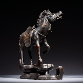 A large Chinese bronze horse-shaped incense burner and cover, 17/18th C.