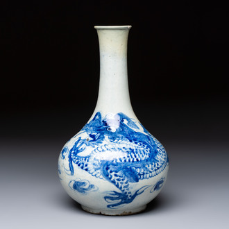 A Korean blue and white 'Dragon' bottle vase, Joseon, 19th C.