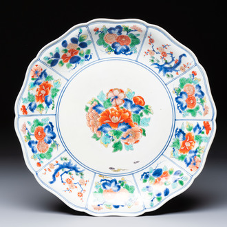 A rare Japanese Ko-Imari Kakiemon-style dish with floral design, possibly for the Chinese market, Edo, 17th C.