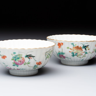 A pair of Chinese famille rose 'Cricket' bowls, Tongzhi marks, 19th C.