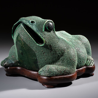 A Chinese verte biscuit model of a toad on stand, 18/19th C.