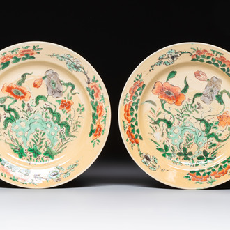 A pair of Chinese famille verte café-au-lait-ground plates with floral design, lotus mark, Kangxi