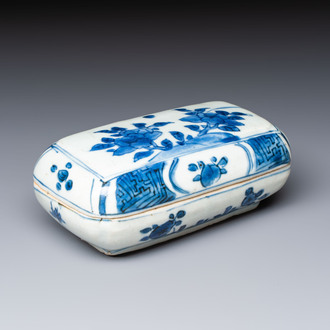 A Chinese blue and white betel nut box and cover with floral design, Wanli