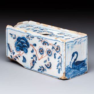 A blue, white and iron-red decorated English Delftware flower brick vase, 18th C.