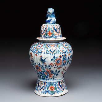 A large ribbed Dutch Delft cashmere palette vase, 18th C.