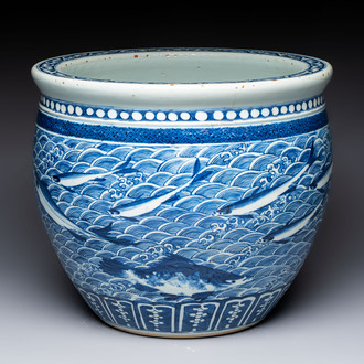 A Chinese blue and white 'Fish' scroll pot, 19th C.