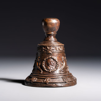 A cast bronze table bell, inscribed 'Lof God van Al', The Netherlands, 17/18th C.