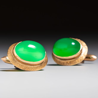 A pair of 18kt yellow gold cufflinks with green cabochon stones, 20th C.