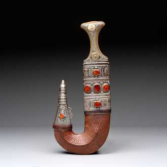 A jambiya-style dagger or 'Asib' with a horn hilt, a scabbard and silver-plated mounts, Yemen, 19th C.