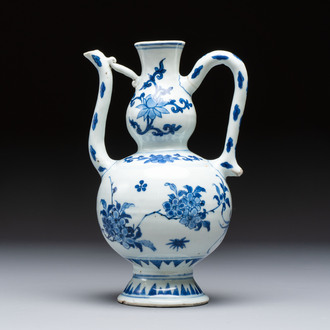 A Chinese blue and white 'Floral' ewer, Transitional period