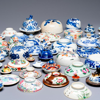 A large collection of 152 pieces, mainly Chinese porcelain covers, Kangxi and later