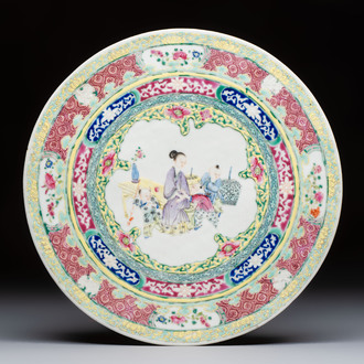 A Chinese famille rose circular plaque with figural design, 18/19th C.