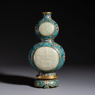A Chinese cloisonné and jade 'Da Ji 大吉 and Tian Xi 天喜' double-gourd vase and stand , 19/20th C.