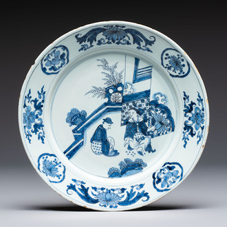 A fine blue and white Dutch Delft chinoiserie dish in the Transitional style, 17th C.