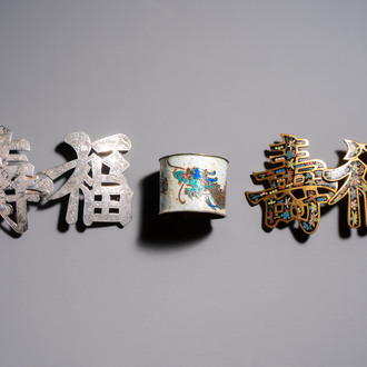 A Chinese enamelled silver 'Dragon' napkin ring, a pair of silver buckles and a pair of cloisonné buckles, 19/20th C.
