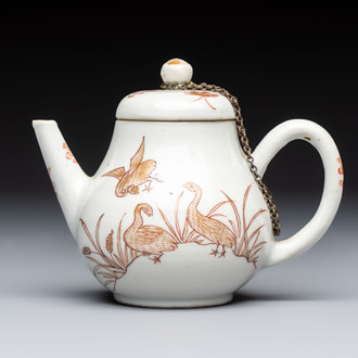 A Chinese gilt-decorated iron-red 'Fei Ming Su Shi 飛鳴宿食' teapot and cover, Qianlong