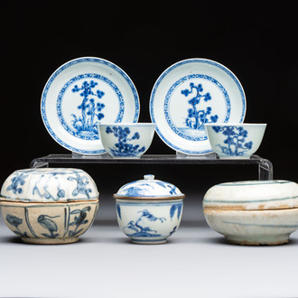 A varied collection of seven Chinese and Japanese blue and white wares, 16/18th C.