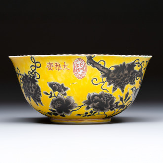 A Chinese grisaille yellow-ground 'Da Ya Zhai 大雅齋' bowl, Yong Qing Chang Chun 永慶長春 mark, 19th C.