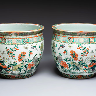 A pair of Chinese famille verte 'Flowers and Butterflies' fishbowls, 19th C.