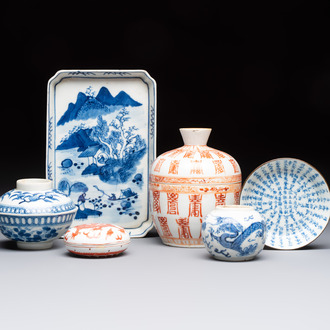 Four Chinese blue and white wares, and two iron-red-decorated wares, 19/20th C.