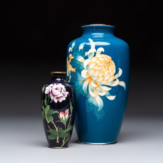 Two Japanese cloisonné vases with floral design, leaf mark and Tamura 田村 mark, Meiji/Shōwa, 19/20th C.