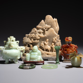 Six Chinese stone carvings and two jade bangles, 19/20th C.