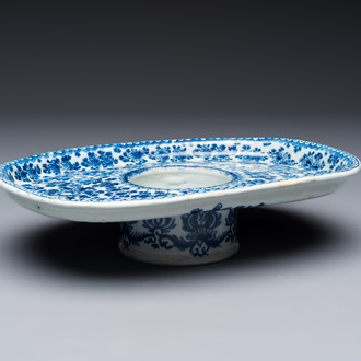 A blue and white Dutch Delft 'trembleuse' or cup stand, ca. 1700