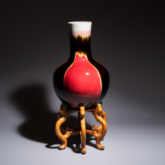 A Chinese flambé-glazed tianqiu ping vase on foldable stand, Jingdezhen mark, 20th C.