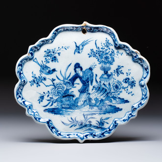 A blue and white Dutch Delft 'Chinoiserie' plaque with an elegant lady, 18th C.