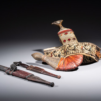 A Yemen jambiya-style dagger or 'asib' with horn hilt and silver-plated mounts, and two African daggers, 19/20th C.