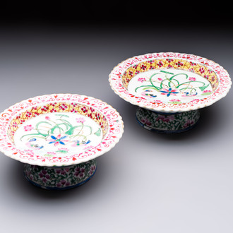 A pair of Chinese famille rose 'Mandarin Ducks in a Lotus Pond' Bencharong  tazzas for the Thai market, 19th C.