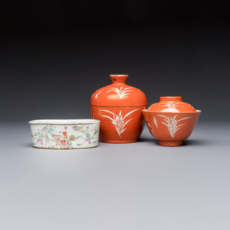 Two Chinese coral-red-ground covered bowls and a famille rose covered cricket box, Zhang Yihe 張義和 and Gong Hesheng 龔和盛 marks, 19th C.