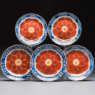 Five Chinese iron-red, blue and white plates with floral design, Qianlong/Jiaqing
