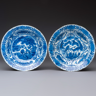 A pair of Chinese blue and white 'Klapmuts' bowls with deer design, Wanli