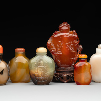 Six various Chinese agate, jade and glass snuff bottles, 19/20th C.