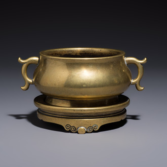 A Chinese bronze handled censer and stand, 17/18th C.