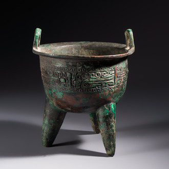 A Chinese archaic bronze ritual tripod food vessel, 'Li 鬲', early Shang