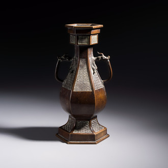 A Japanese bronze vase, Xuande mark, Edo/Meiji, 19th C.