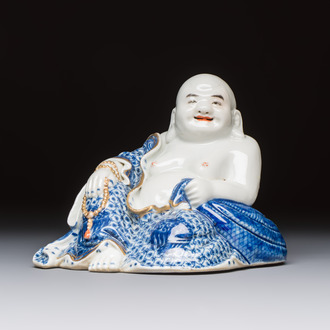 A Chinese blue and white, iron-red and gilt-decorated Milefo Buddha, Fu Jian Hui Guan 福建會館 and You Lin Ji Zhi 游林記製 marks, 20th C.