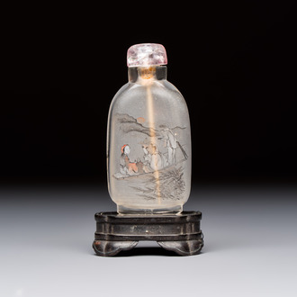 A Chinese inside-painted snuff bottle on wooden stand with figural and insect design, signed Ma Shaoxuan 馬少宣, 20th C.
