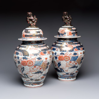 A pair of French Imari-style vases and covers with shishi finials, Samson, Paris, 19th C.